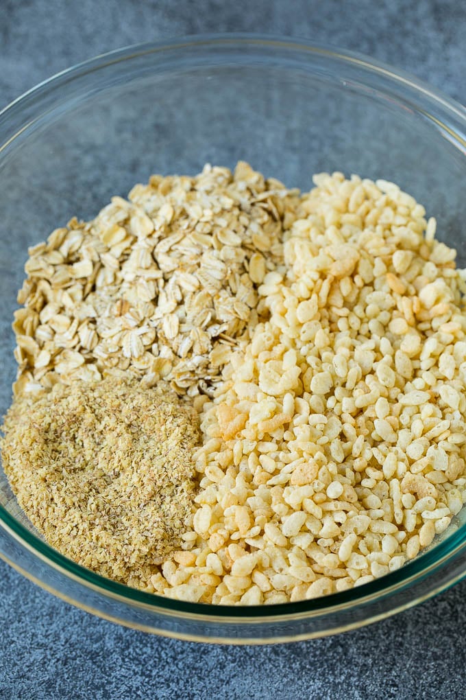Cereales, avena, germen de trigo y azúcar morena en un bol.
