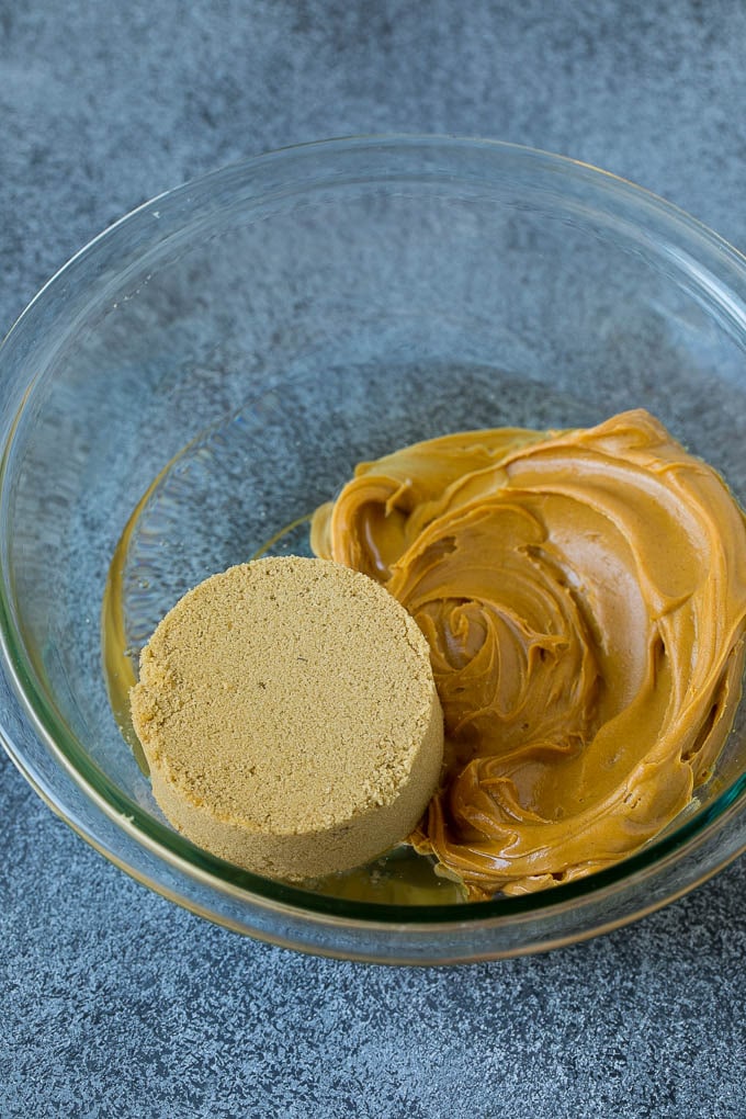 Mantequilla de maní, azúcar morena y jarabe de maíz en un bol.