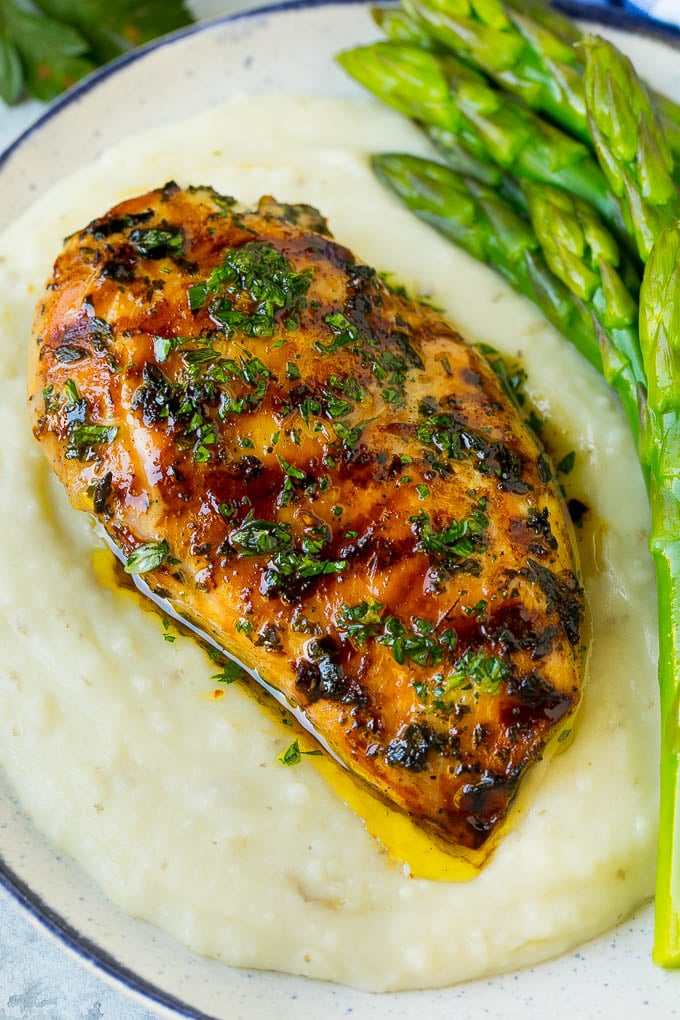 Pechuga de pollo a la plancha servida con puré de patatas y espárragos.