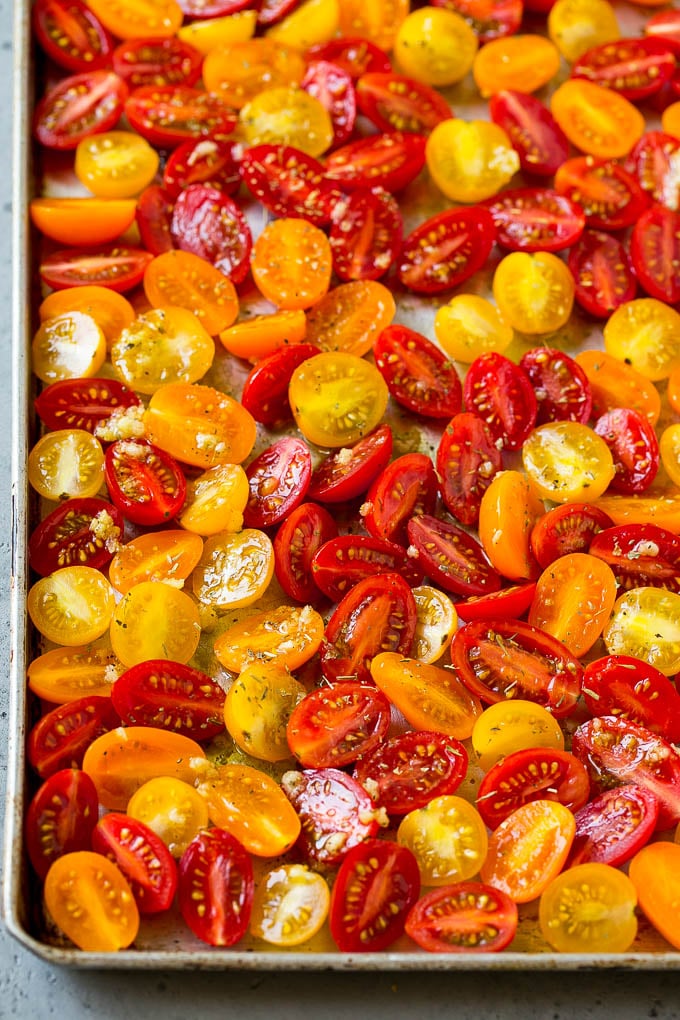 Tomates cherry bañados con ajo, aceite de oliva y hierbas aromáticas.