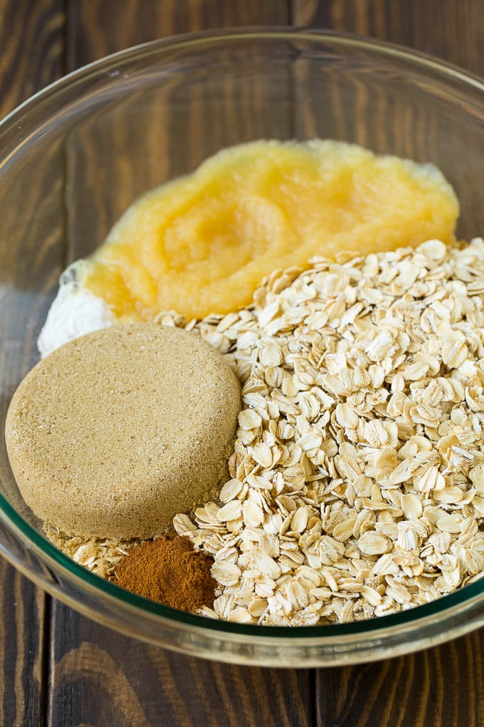 Harina de avena, puré de manzana, azúcar morena y canela en un tazón.