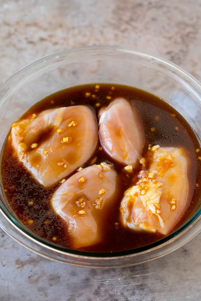 Muslos de pollo en un cuenco de adobo.