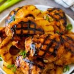 Un plato lleno de pollo huli huli y piña asada.