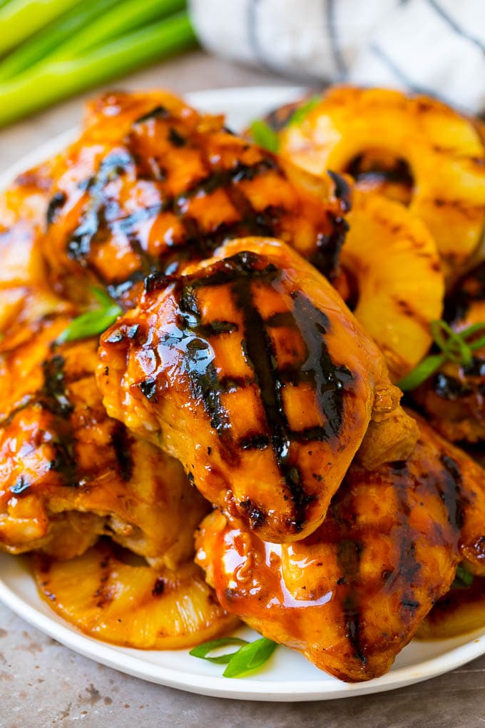 Un plato de pollo huli huli y piña asada.