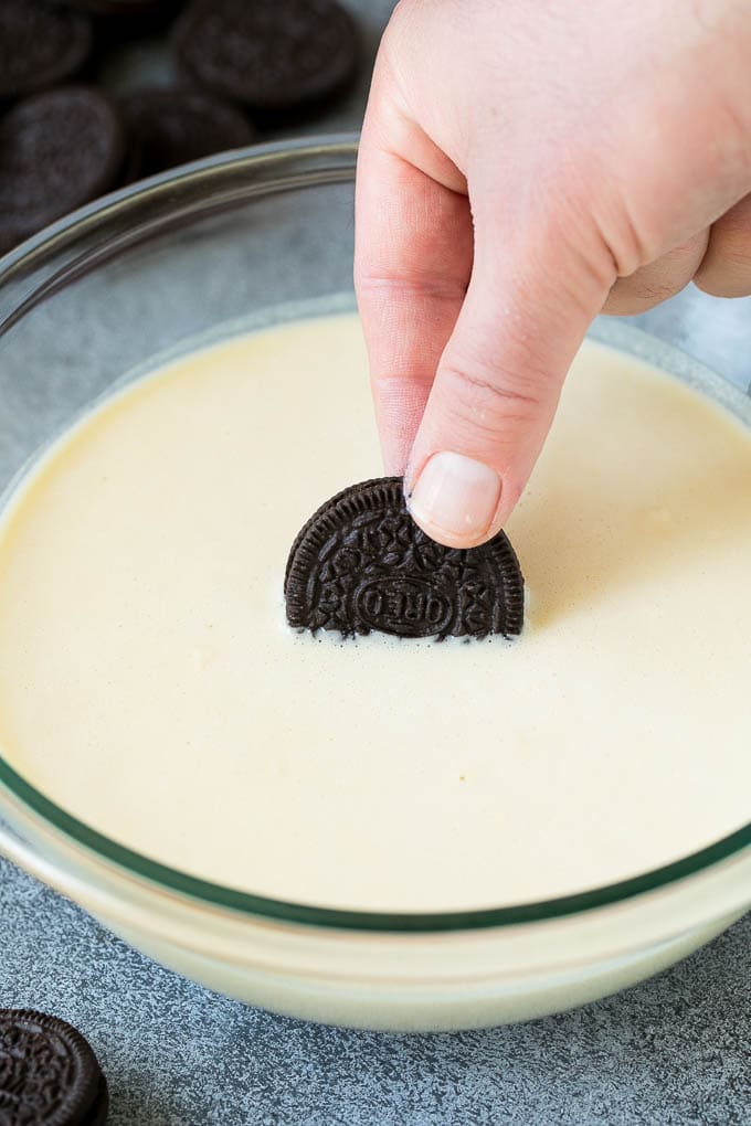 Una galleta Oreo mojada en la masa.
