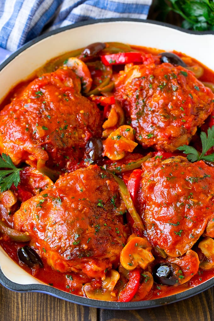 Receta de pollo Cacciatore |  Pollo italiano # Pollo # Pimientos # Champiñones # Aceitunas # Cena #dinneratthezoo Cacciatore de pollo con muslos de pollo, pimientos, aceitunas y champiñones en salsa de tomate.