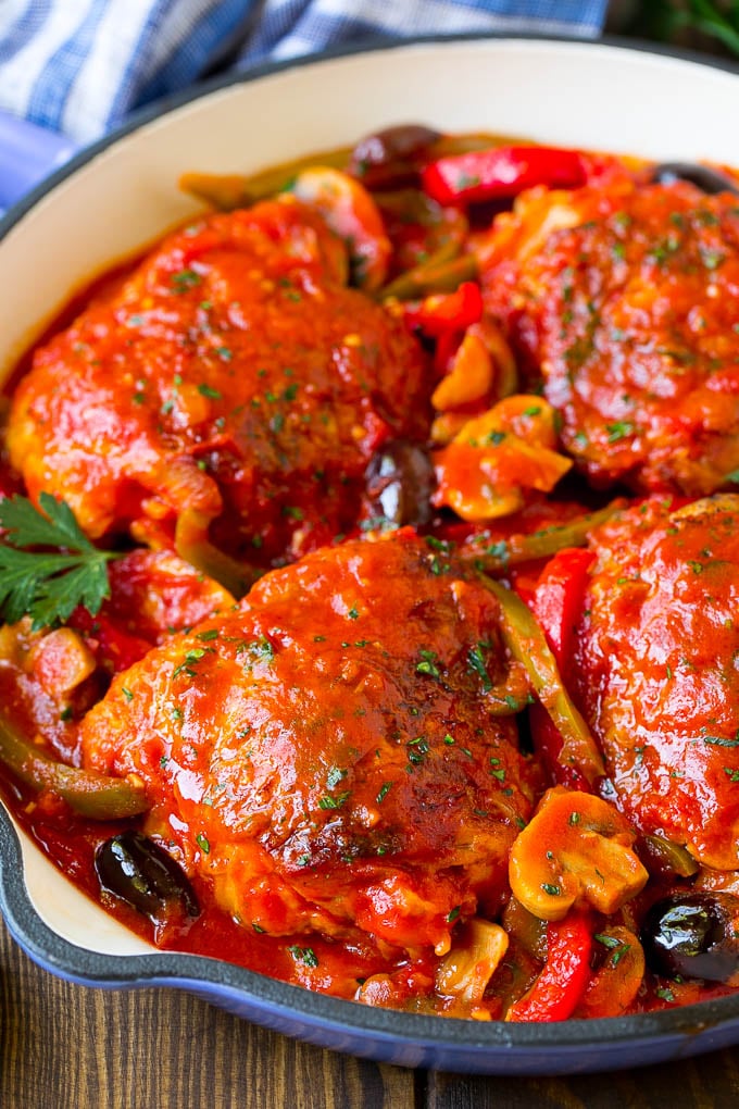 Receta de pollo Cacciatore |  Pollo italiano # Pollo # Pimientos # Champiñones # Aceitunas # Cena #dinneratthezoo Cacciatore de pollo en una sartén con salsa de tomate, pimientos y champiñones.
