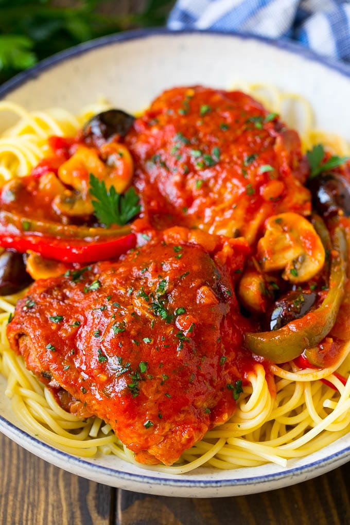 Receta de pollo Cacciatore |  Pollo italiano # Pollo # Pimientos # Champiñones # Aceitunas # Cena #dinneratthezoo Pollo estofado servido sobre espaguetis.