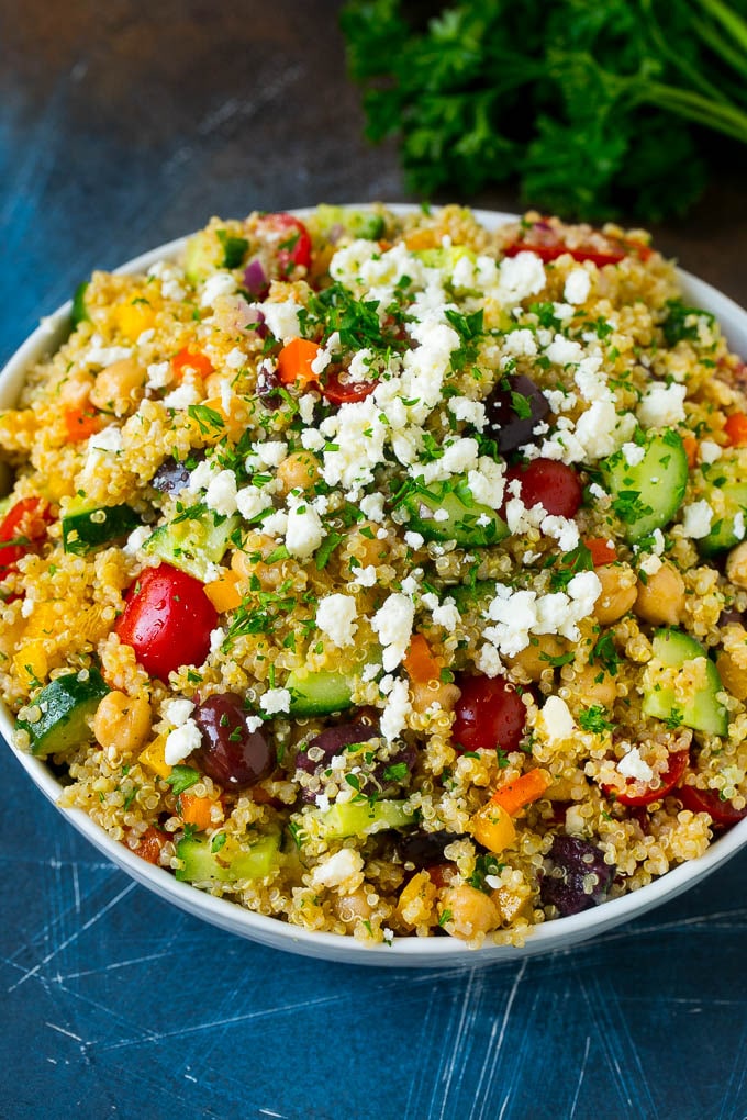 Receta de ensalada mediterránea de quinua |  Ensalada Saludable de Quinua |  Ensalada picada #quinoa #saludable # limpieza # almuerzo # cena #dinneratthezoo Ensalada de quinua con tomates, pepinos, pimientos, cebollas y aceitunas.