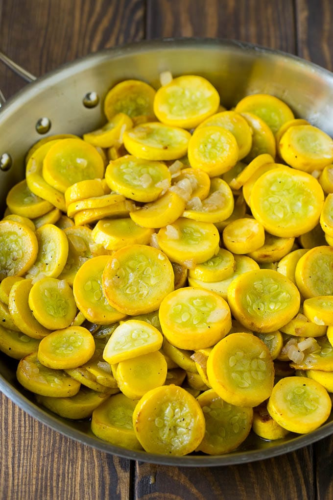 Calabaza amarilla y cebollas en una sartén.