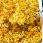 Una cuchara para servir una ración de cazuela de queso de calabaza.