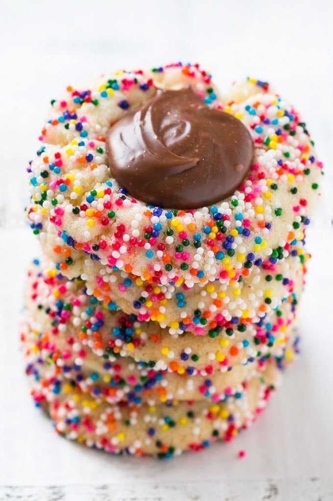 Galletas de chocolate negro cubiertas con chispitas de arcoíris.