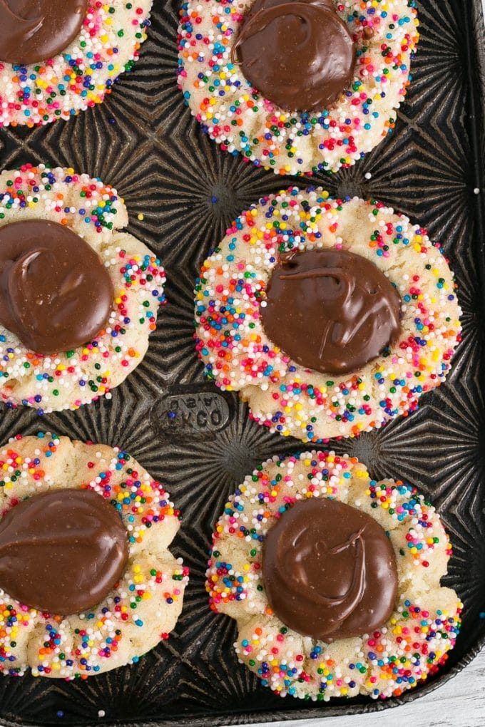 Una cacerola de galletas espolvoreadas con chocolate.