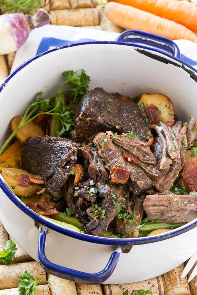 Asado Yankee Pot | Asado fácil a la olla #potroast #beef #comfortfood #cena #dinneratthezoo Asado Yankee con tocino, patatas y tubérculos.
