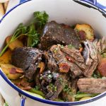 Este Yankee Pot Roast es un rosbif perfectamente estofado que se derrite, cubierto con tocino y servido con papas y verduras.  ¡Una comida abundante y reconfortante en una olla!
