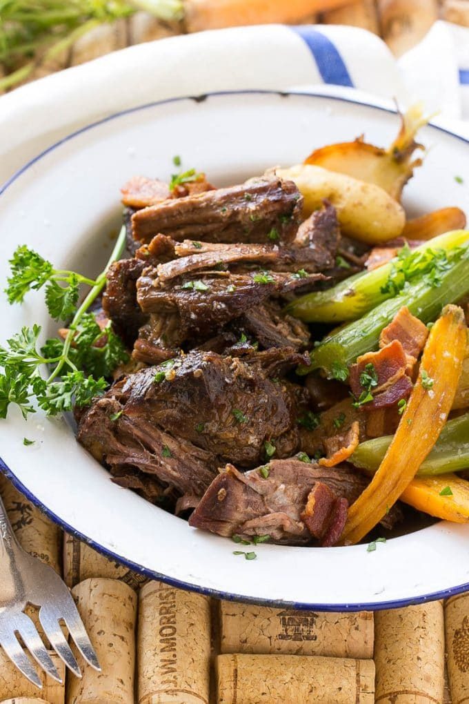 Asado Yankee Pot | Asado fácil a la olla #potroast #beef #comfortfood #cena #dinneratthezoo Un plato de Yankee Pot Roast rallado con verduras y tocino.