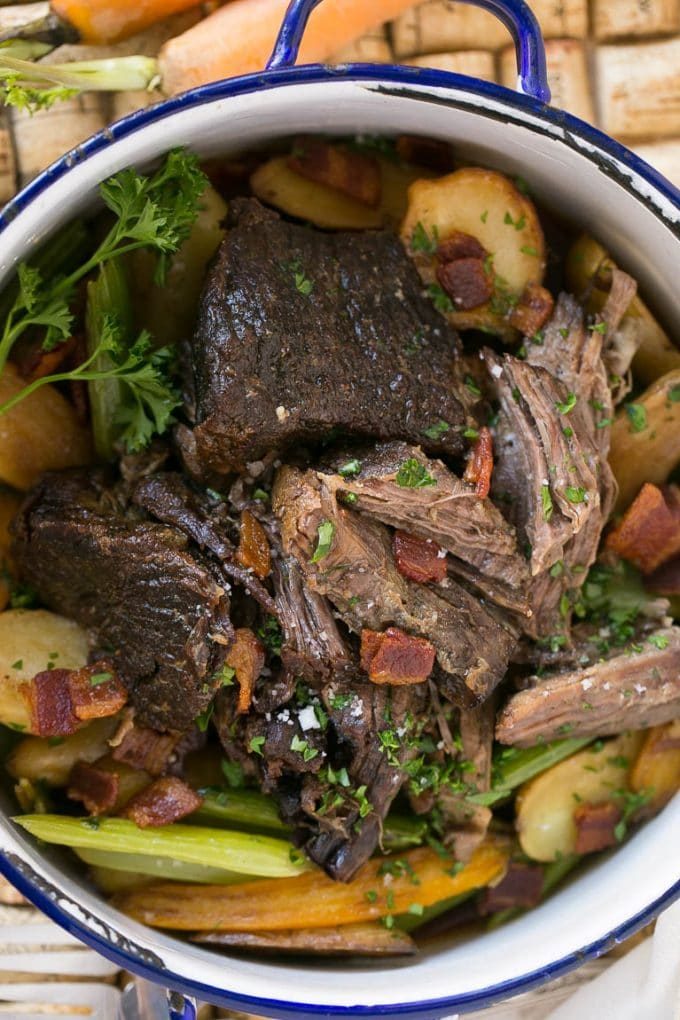 Asado Yankee Pot | Asado fácil a la olla #potroast #beef #comfortfood #cena #dinneratthezoo Una olla de rosbif, zanahorias, apio y patatas.