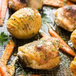 ¡Este pollo Dijon de arce con papas hasselback y zanahorias es un plato simple y saludable que encantará a toda la familia!