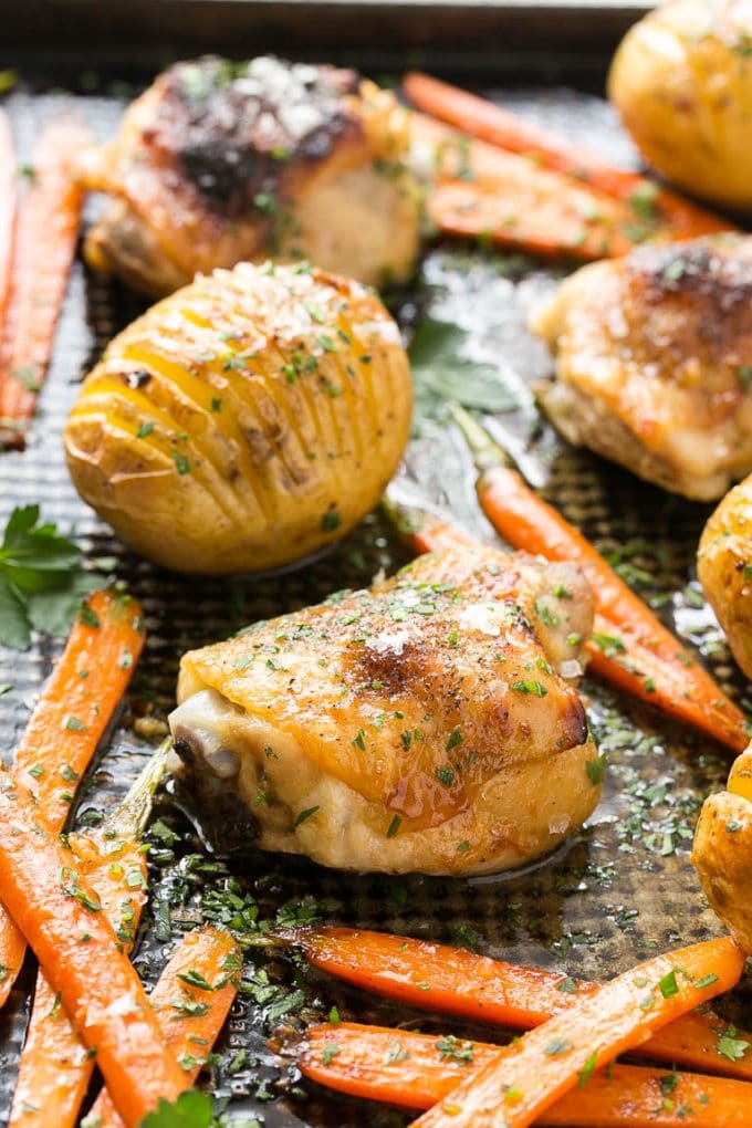 Pollo asado con arce y papas Hasselback.