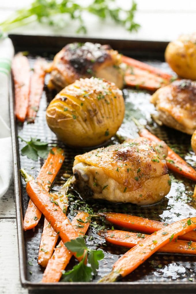 Una sartén de pollo dijon con arce, patatas y zanahorias.