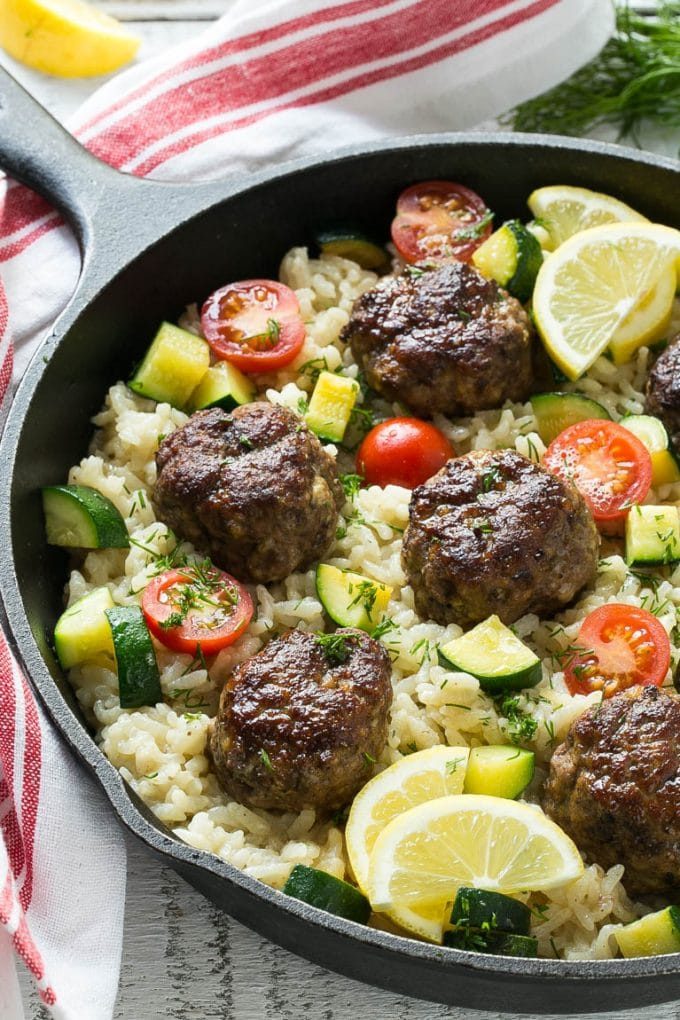 Albóndigas griegas al horno con arroz y verduras.