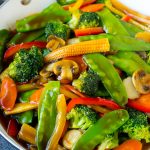 Verduras salteadas con una variedad de verduras salteadas en salsa de ajo y miel.