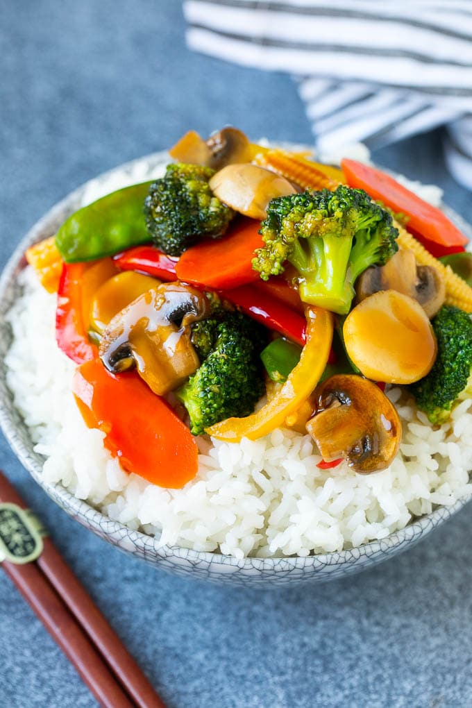 Verduras salteadas servidas sobre arroz en un bol.
