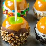 Manzanas caramelizadas bañadas en caramelo, chocolate y cubiertas con coberturas de colores.