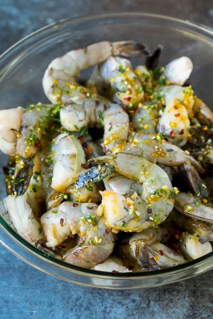 Un plato de camarones marinados.