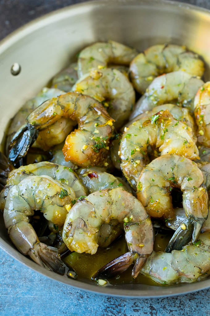 Camarones crudos marinados en una sartén.