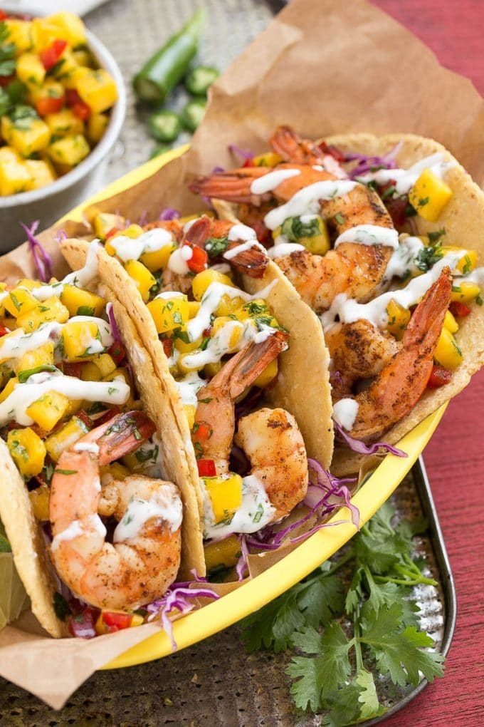 Receta de taco de camarones | Salsa de mango | Tacos de pescado # camarones #tacos #mango #mexican #dinner #dinneratthezoo Tres tacos rellenos de camarones y salsa de mango.
