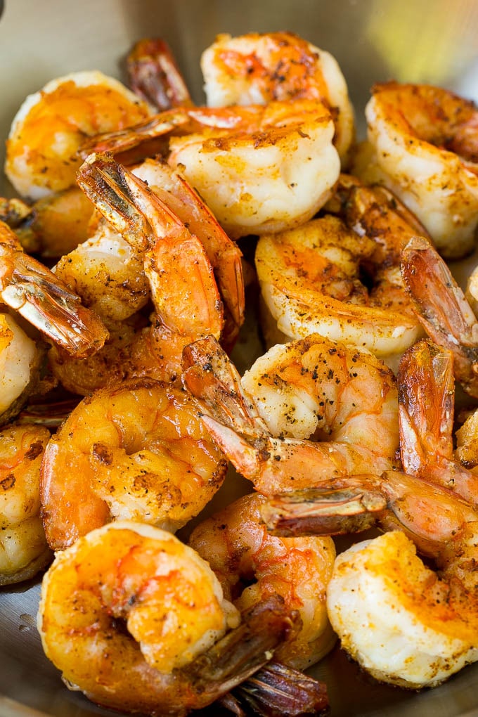 Receta de taco de camarones | Tacos de pescado #shrimp #tacos #mango #tacotuesday #mexican #dinner #dinneratthezoo Una sartén de camarones mexicanos fritos.
