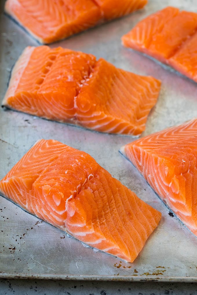 Filetes de salmón crudo en una bandeja para hornear.