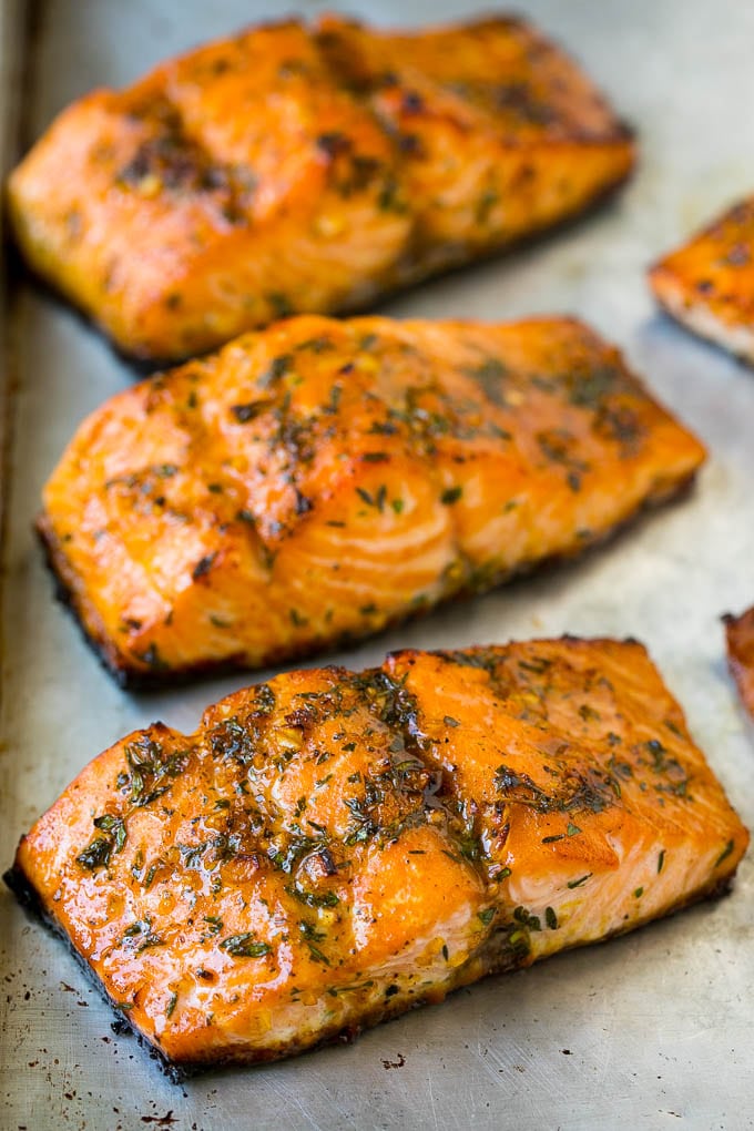 Salmón asado aderezado con ajo y hierbas.