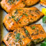 Salmón al horno aderezado con ajo, hierbas y mantequilla.