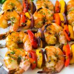 Brochetas de camarones con camarones a la plancha marinados, pimientos rojos y amarillos y cebollas.