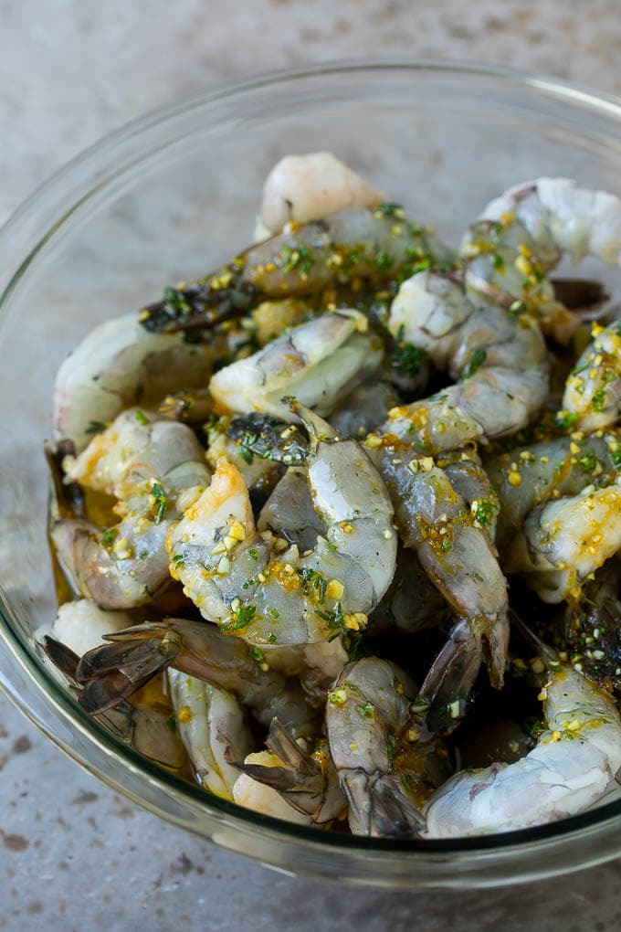 Camarones marinados en ajo, hierbas y aceite de oliva.