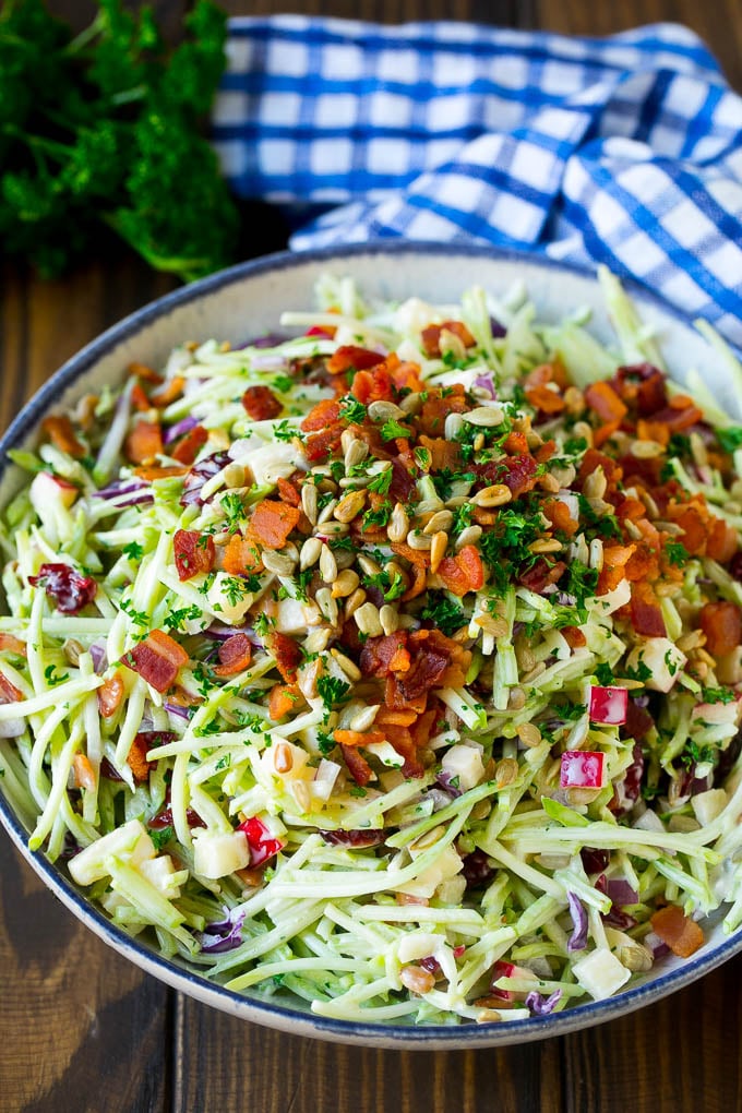 Un tazón de ensalada de brócoli mezclado con un aderezo cremoso con tocino y semillas de girasol.