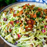 Ensalada de brócoli con manzanas, pipas de girasol y tocino, todo aderezado con una cremosa vinagreta.