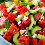 Ensalada de sandía con pepinos, queso feta y menta en un tazón para servir.