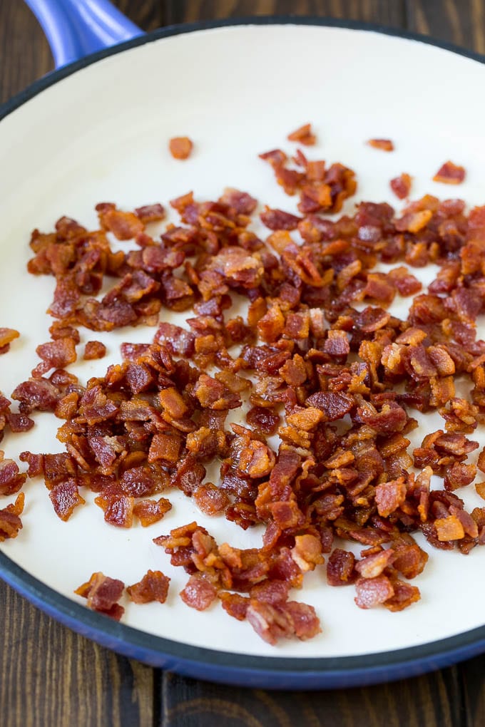 Tocino desmenuzado cocido en una sartén.