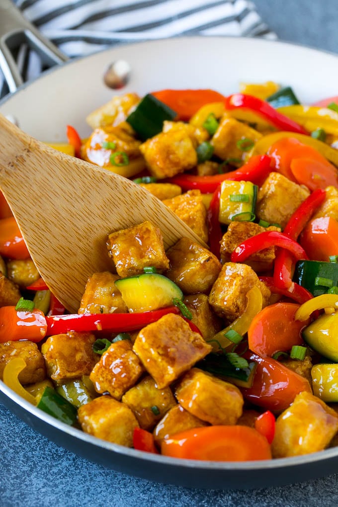Un año de tofu salteado con una espátula adentro.