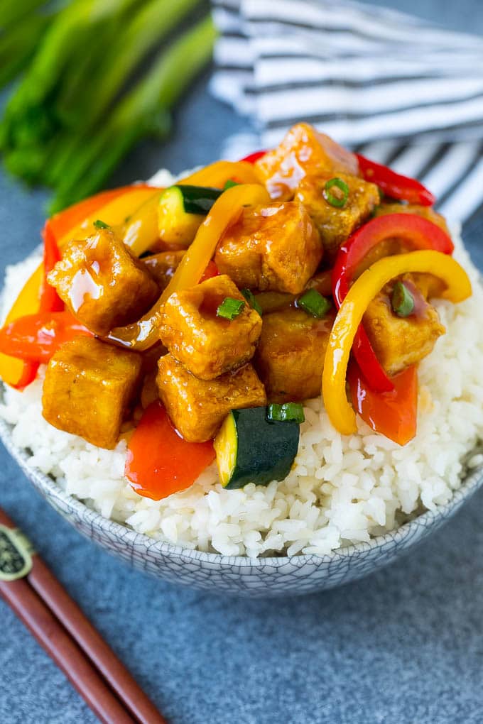 Tofu salteado servido sobre arroz al vapor.