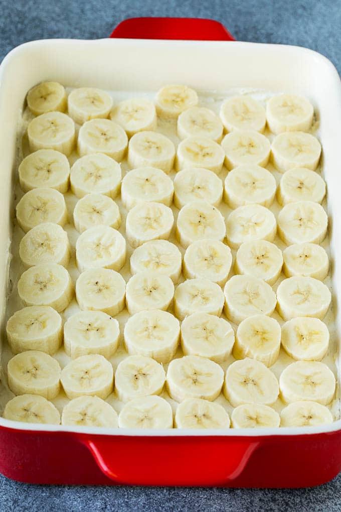 Una capa de plátanos sobre una mezcla de tarta de queso.