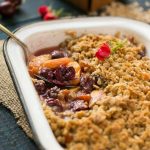 La mejor fruta crujiente con tus frutas de verano favoritas y una cobertura de nueces con mantequilla de avena.