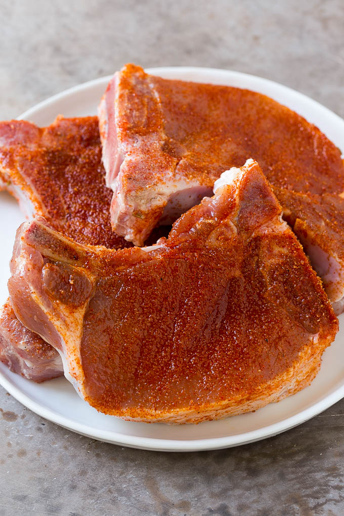 Costillas de cerdo bañadas en aceite de oliva y especias barbacoa.