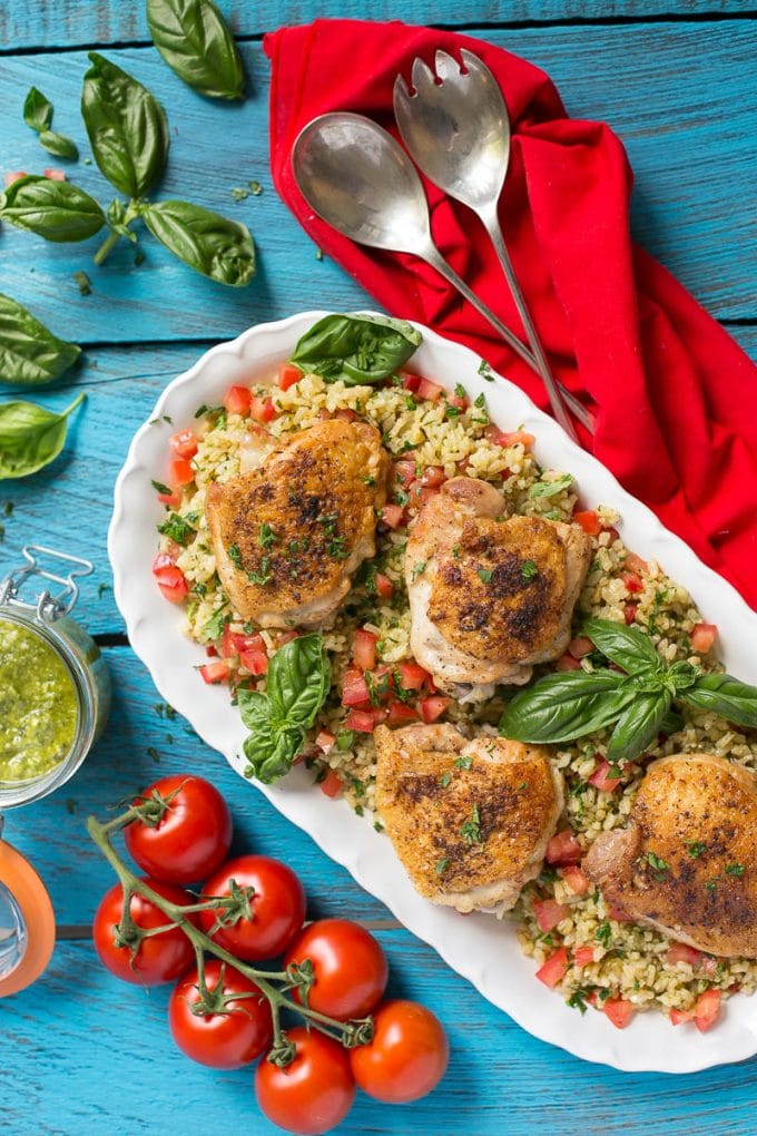 Pollo en olla con risotto de tomate y albahaca