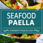 Esta paella de mariscos es una mezcla de arroz con azafrán, chorizo ​​español, camarones, almejas y mejillones, todo cocinado juntos.