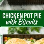 Esta receta de pastel de pollo con galletas es una mezcla cremosa de pollo sazonado, verduras y hierbas, cubierta con galletas cheddar hojaldradas y cocinada a la perfección.