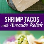 Esta receta de taco de camarones fritos es un manojo de camarones crujientes cubiertos con ensalada de col con cilantro y salsa de aguacate, luego se rellena en tortillas de harina tibias.  ¡Es una comida rápida y fácil que sabe a comida de un restaurante!  Anuncio de #ShrimpItUp